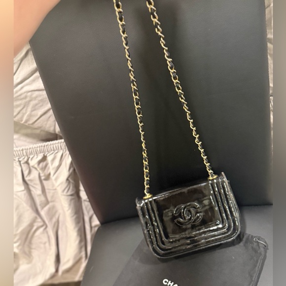 Vintage CHANEL CC Black Patent Leather Mini Crossbody Bag - Picture 3 of 13